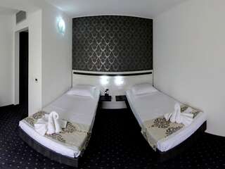 Отель Hotel Solymar Мангалия Двухместный номер с 1 кроватью или 2 отдельными кроватями, вид на город-4